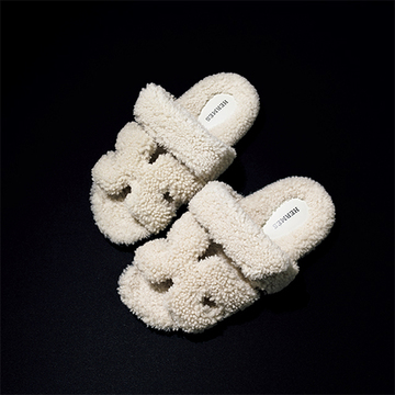 【夏のおしゃれアイテム2選】アクリスのセットアップ＆エルメスのシープスキンサンダル