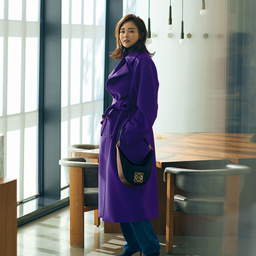 鮮やか色のコートでも悪目立ちしない！「パープル×黒」でスタイリッシュな大人コーデに