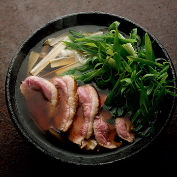 2種のねぎがたっぷり！「合鴨とねぎの鍋」レシピ【林高太郎さんの極上しゃぶしゃぶ】