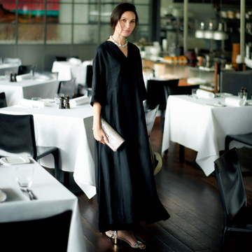 同窓会にぴったり！アラフィーを輝かせる“華ブラックドレス6”