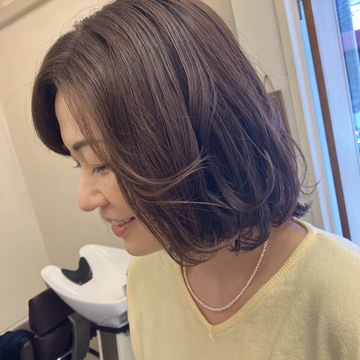 梅雨の湿気が味方！顔周りのカールを楽しむミディアムヘア♪