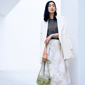 夏らしさ高まる！淡いトーンで上品に着こなす「花柄」スカート