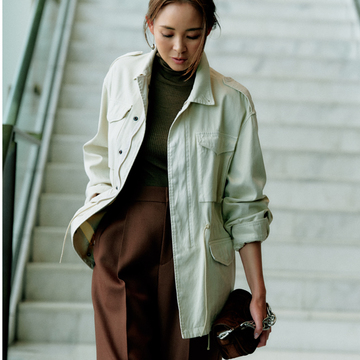 大人が着るミリタリージャケットは、きれい色を選んでフェミニンに仕上げて