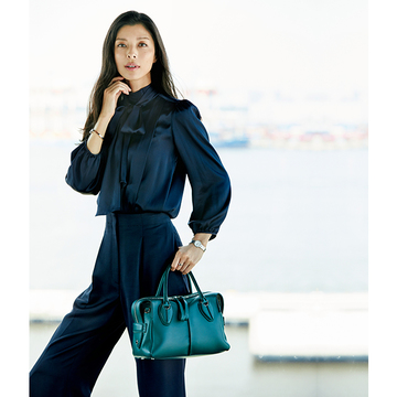 一枚でも、ジャケットをはおっても華やぎを発揮！麗しさ高まる「ボウタイブラウス」コーデ　五選