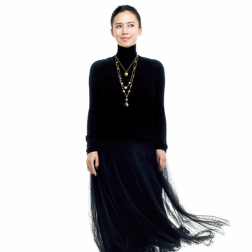 【中谷美紀】ブラックタートルは異素材MIX＆ネックレスの重ねづけで華やかに