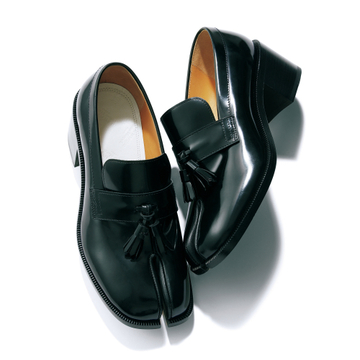 「タビ」ローファーでシンプルスタイルが一気にモードに！【進化系ローファー】