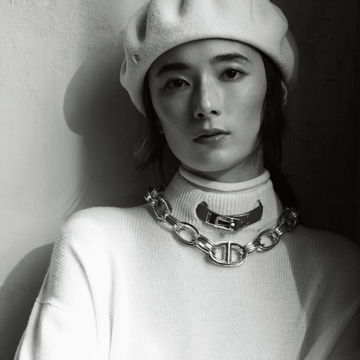 【大人のネックレス、復活！】存在感たっぷりのエルメスのネックレスで攻めのコーディネート