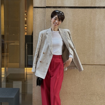 和モダンな空間に合わせた春のお出かけ「赤」コーディネート