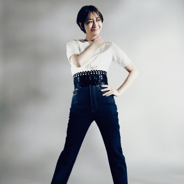 【富岡佳子「おしゃれの冒険の旅」vol.15】Tシャツを新鮮に着る「アライアのベルト」