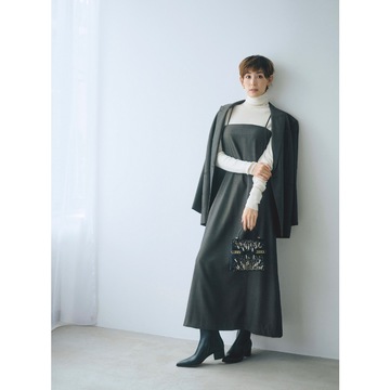 ジャケット×ワンピースのセットアップでかっこいい女性らしさを表現。気温10℃｜2/6(火)【50代の毎日コーデ】