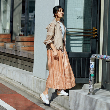 【50代のスニーカー実例集】足もとまで色を揃える柔らかグラデーションコーデ