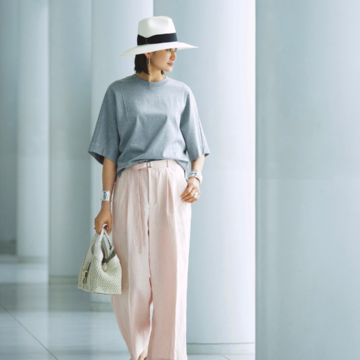 グレーTシャツのほのかな渋みで、ペールカラーを初秋ムードにスイッチ！最高気温31℃｜9/4(木)【50代の毎日コーデ】