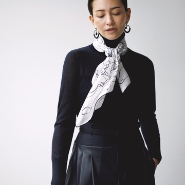 首元に白スカーフを巻いて、春のブラックコーデを洗練させる。気温12℃｜3/26(火)【50代の毎日コーデ】