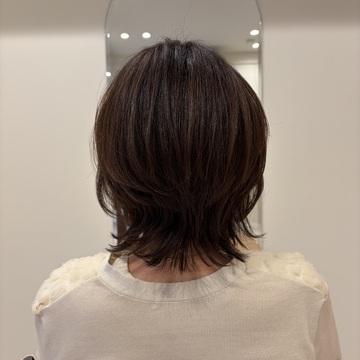 【50代の髪型】長さを残した、華やか外はねショートヘア