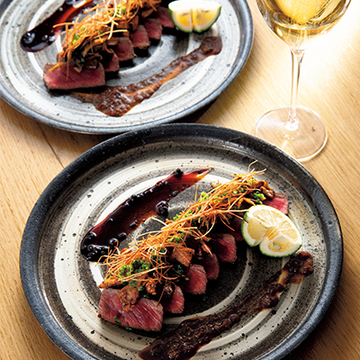 熟成シャンパーニュとの架け橋に！ 「牛フィレ肉ときのこのソテー香味ポン酢と山椒じょうゆ」【『ENYAA』遠藤大輔さんの“パリ和食”レシピ】