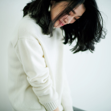 一枚で絵になる、主役級の「白ニット」　五選