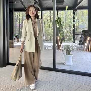 リッチブラウンでパンツコーデ。”旬”を取り入れ鮮度を上げてお出かけしよう