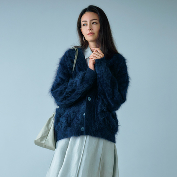 【ライトなグレーコーデ】透明感のあるスカートで甘すぎないフェミニンな雰囲気に