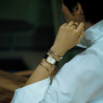 手元・耳元のおしゃれを楽しむ、ブレスレット＆イヤリングの重ねづけテク　五選