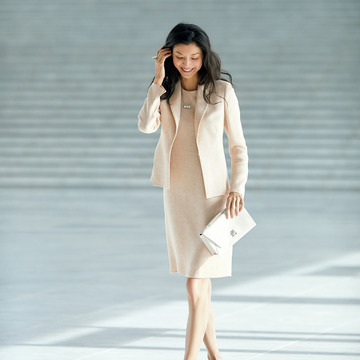 アラフィーを華やかに上品に見せる「ベージュスーツ」　五選