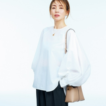 【今っぽく盛れるボリューム袖ブラウス】華やかさとトレンド感を両立。張りのある素材でモードな印象に