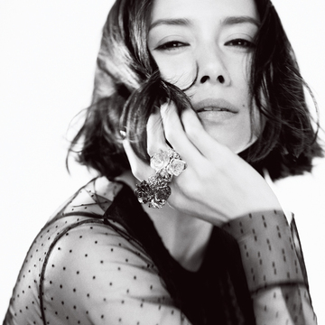 【中谷美紀】ブラッククチュールブラウスに心躍る薔薇のリングでドレスアップ