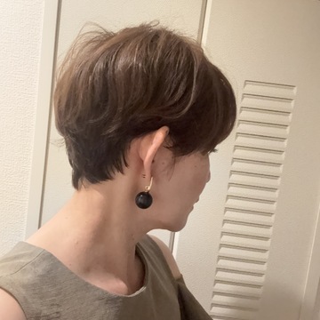 大人ショートに映えるまつげ。髪と目元でつくる、私らしい“軽やかさ”