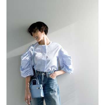 ブルーの清涼感がつなぐ甘辛ミックスコーデで品の良いカジュアルを楽しむ。気温20℃｜5/4(木)【50代の毎日コーデ】