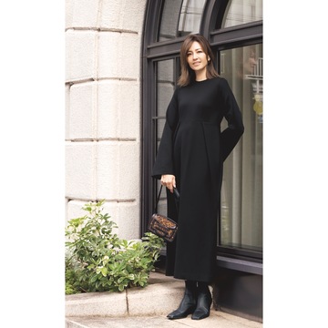 ジャージー素材のブラックワンピースで、着心地よくドレスアップ！ 気温11℃｜2/28(水)【50代の毎日コーデ】