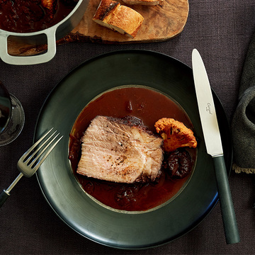 ほどよい酸味がクセになる「豚肉の赤ワイン煮」レシピ【平野由希子さんの肉の煮込み鍋】