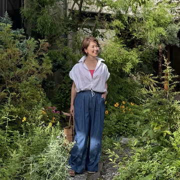 柔らかデニム×ショート丈ブラウスで過ごす鎌倉の特別な一日