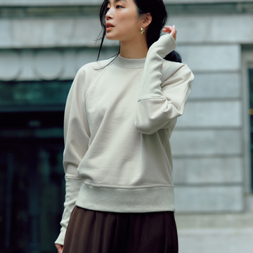 体になじんでスマートな「ほど薄スウェット」を大人顔に着こなす