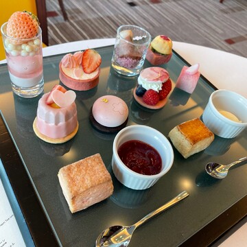 ピンクのスイーツに溺れたい！桜といちごのアフタヌーンティーへ【ウェブエクラ編集長シオヤの「あら、素敵☆ 手帖」#11】