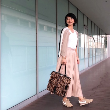 スポーティー・ベージュコーデ