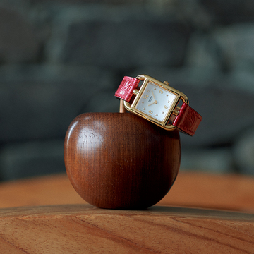 小さめデザインが今らしい、クラシックな印象の“イエロー系ゴールドウォッチ”3選