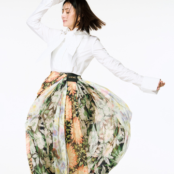 【井川遥の華リュクスな春コーデ】「ロエベ」の花柄プリントパンツに魅せられて