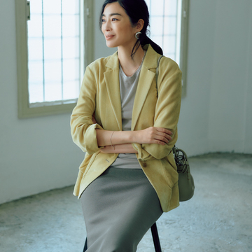 スタイル美人に！ツヤ素材とノーボタンの「額縁ジャケット」コーデ