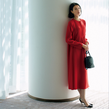 ヨーコ チャンの赤ワンピースはクラシカルで上品なたたずまい【大人を素敵に見せるワンピース】