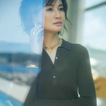 「ブラウンのシアーニット」にゴールドのジュエリーを重ねてリッチ感アップ