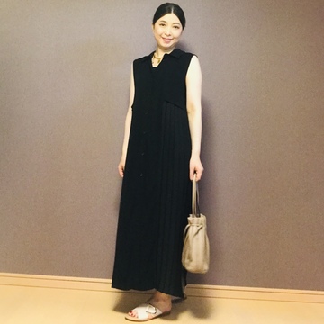 〈ZARA〉のワンピース で「効かせる黒」を一点投入！