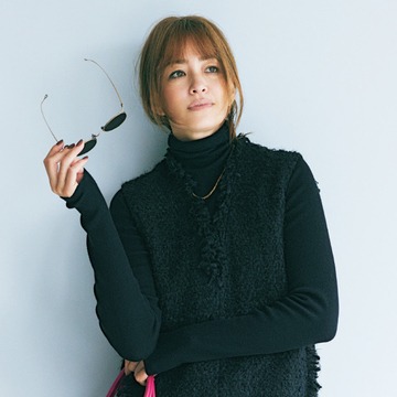 ハイゲージニットは同色のベストを重ねてすっきり大人のモード感