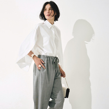 アウターいらずな初秋のおしゃれは、モダンなデザインシャツを主役に。気温26℃｜9/30(土)【50代の毎日コーデ】