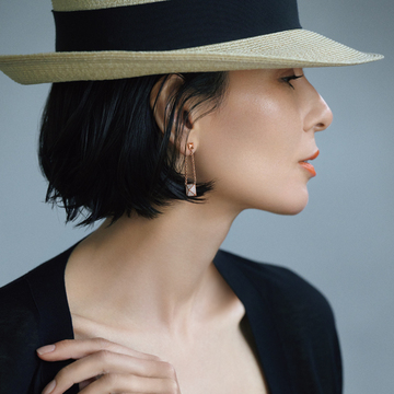 【「黒」の涼感ラグジュアリー】揺れるピアスで黒の着こなしに上質な色気を漂わせて