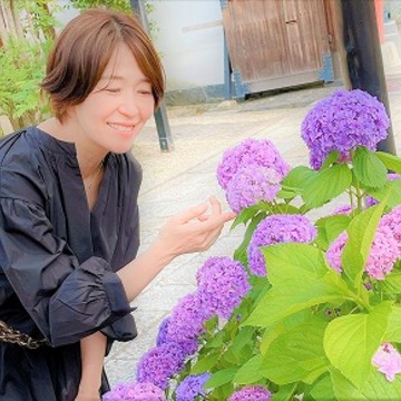 今年らしいフラットなトングサンダルで抜け感を。