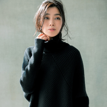 黒のリブニットでねらうのは＂助演女優賞＂級のさりげない存在感　五選