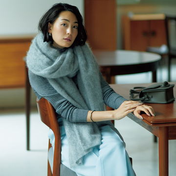 ピタピタニットはストールでカムフラージュ！【ニットをもっと素敵に見せるワザ4】