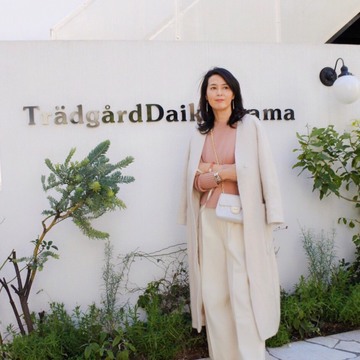 大人ピンクのニット