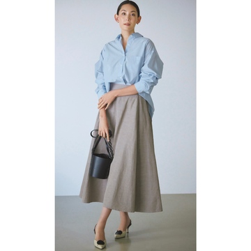 サックスブルーシャツ×グレースカートで涼感をまとったオフィスコーデに仕上げる。気温26℃｜5/19(月)【50代の毎日コーデ】