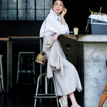 ミニショルダーとスニーカーで小粋でこなれた街カジュアルが完成！　五選