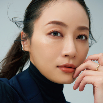 50代の目もとを印象的に！ アイライナーは“赤みモーヴ”を選んで「雰囲気のある人」に